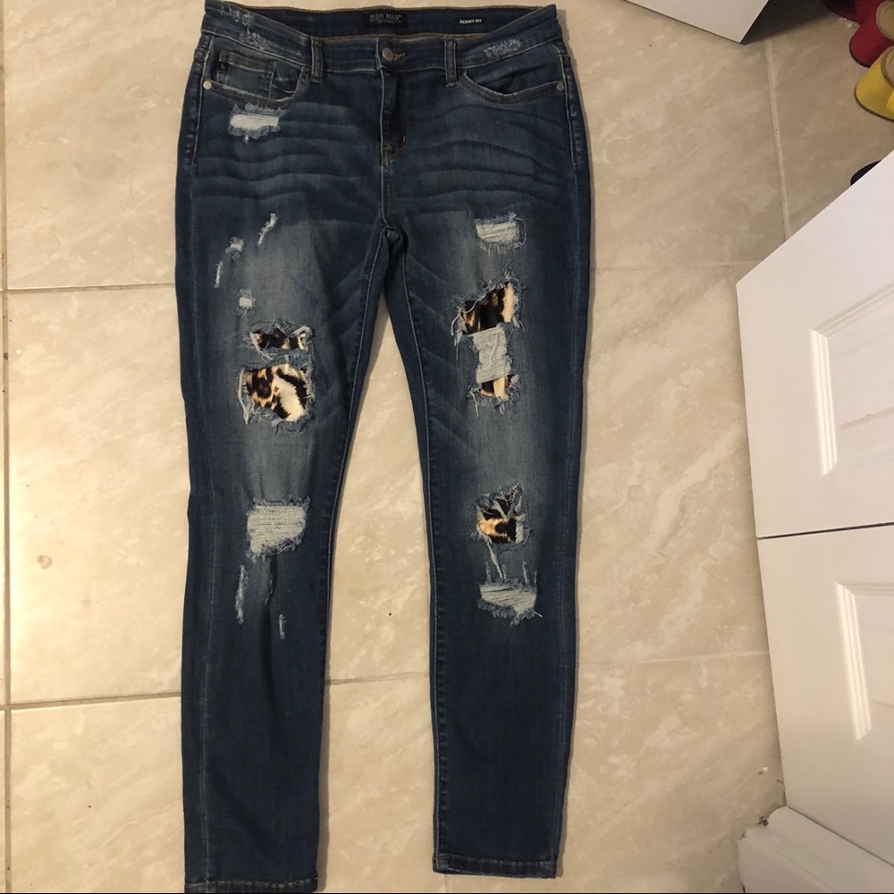 NWOT DISTRESSED LEOPARD PATCH SKINNY JEANS